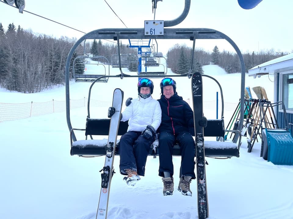 Un duo père-fille réalise une tournée historique de ski en Saskatchewan, inspirant des initiatives jeunesse