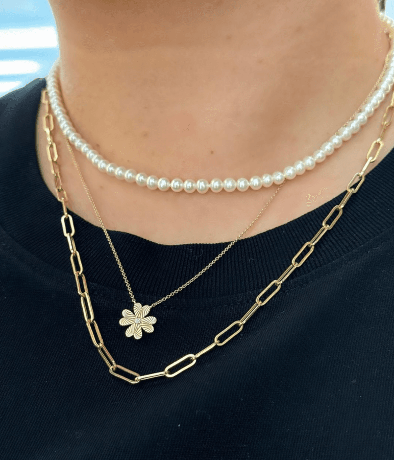 Les tendances bijoux de l'été 2024 mettent l'accent sur les accessoires fantaisistes et l'expression personnelle