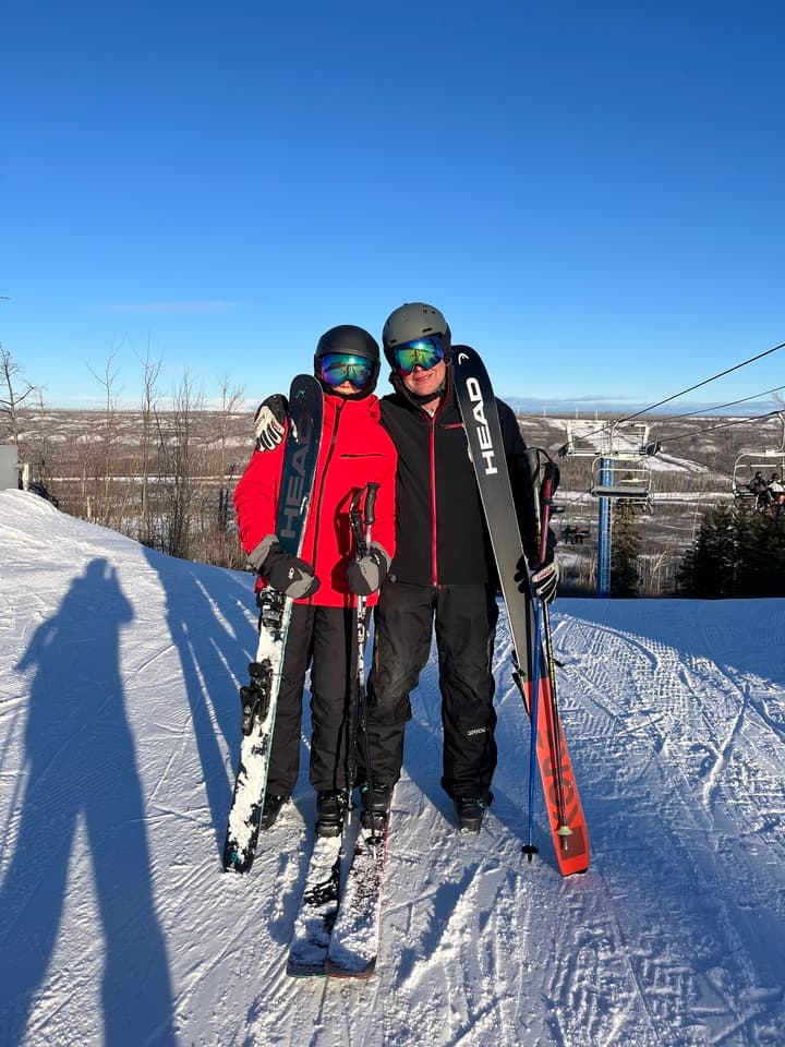 Un duo père-fille de l'Alberta réalise une tournée historique de ski dans les 39 stations équipées de remontées mécaniques