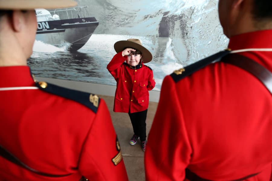 L'Initiative de Vente aux Enchères 2024 de Jeff Schwarz Soutient les Familles des Agents Tombés au Champ d'Honneur par le Biais de la Société du Ruban Commémoratif